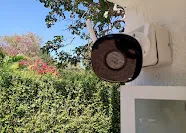 Câmera dome instalada em jardim residencial
