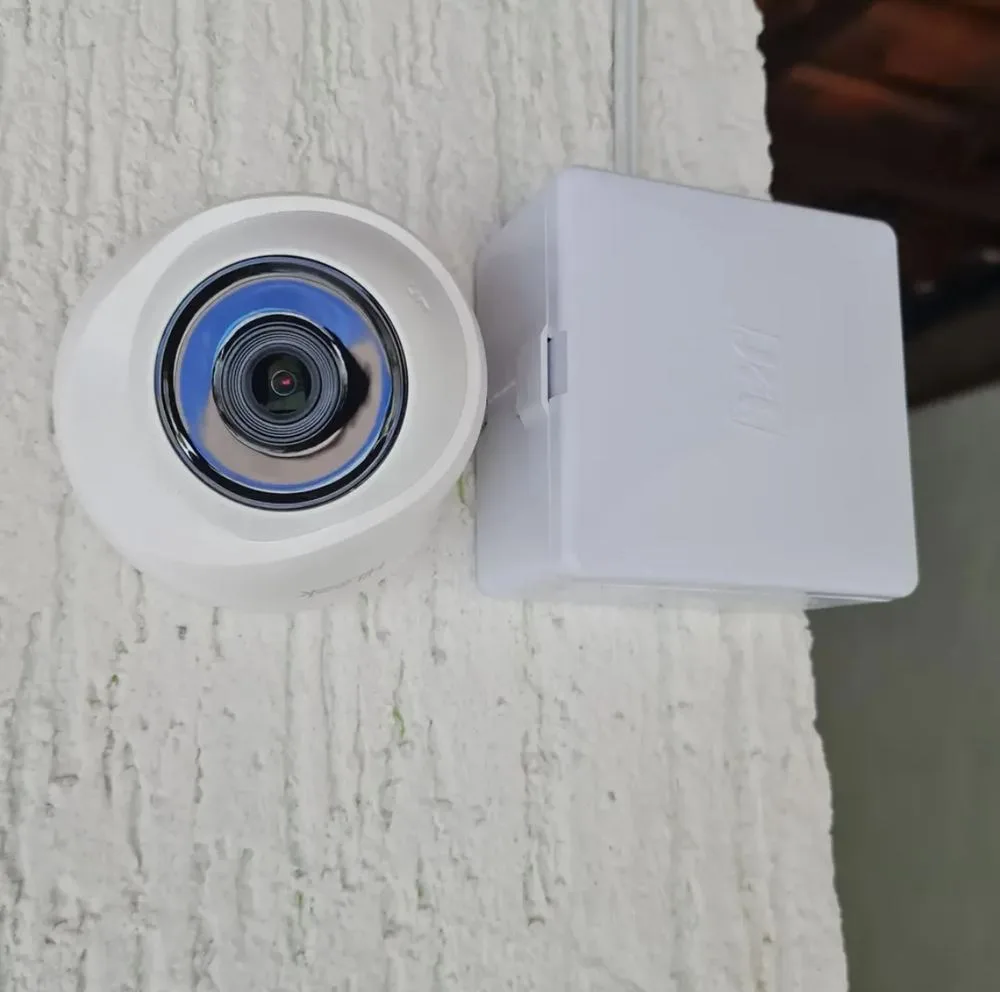 Duas câmeras CFTV instaladas em pilar de alvenaria